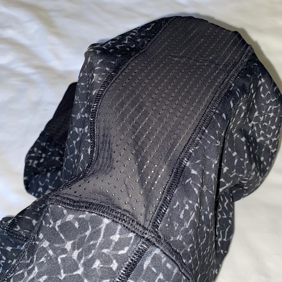 Lululemon Crops Size 4 HR with Mesh Details - Picture 7 of 8